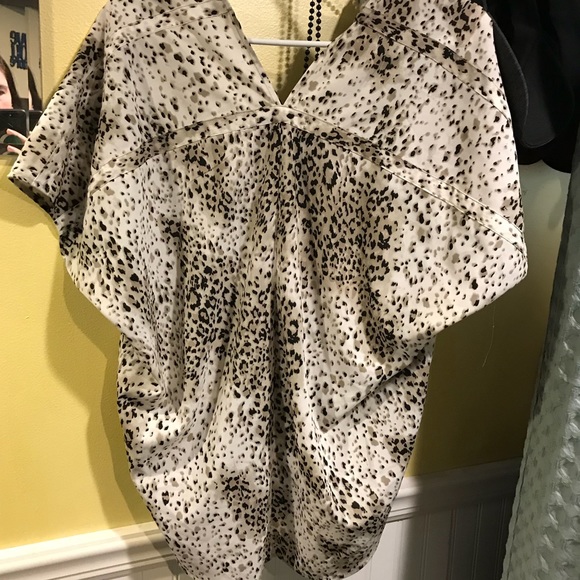 🐆Cheetah print short sleeve top. - Picture 2 of 3